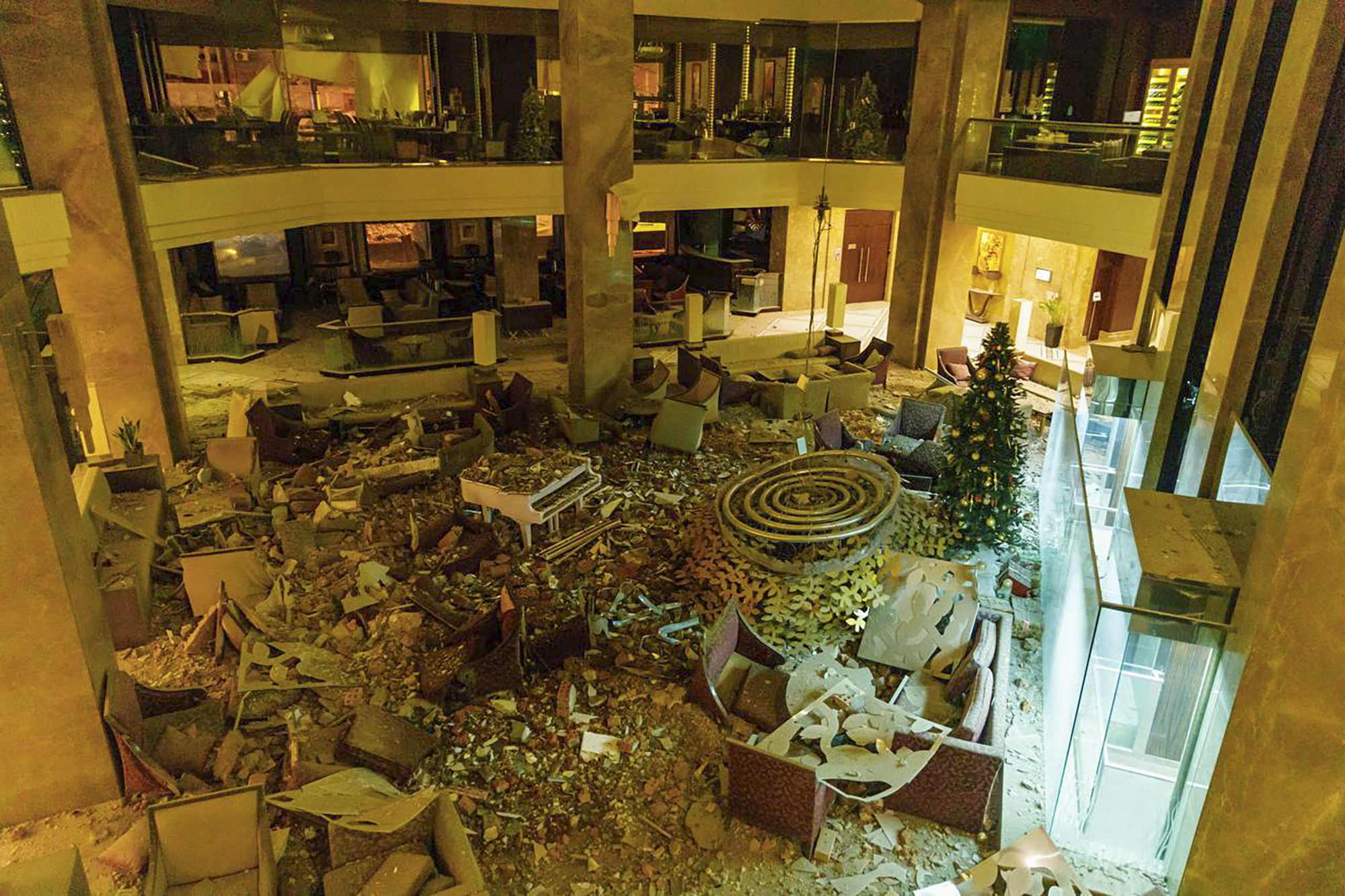 Die zerstörte Lobby des Charkiw-Palast-Hotels nach dem russischen Raketenangriff in Charkiw.
