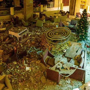 Die zerstörte Lobby des Charkiw-Palast-Hotels nach dem russischen Raketenangriff in Charkiw.