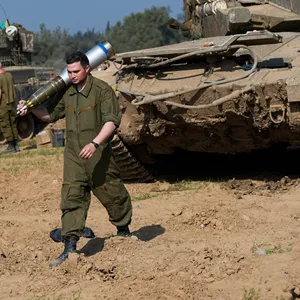 Ein israelischer Soldat lädt ein Geschoss auf einen Panzer in einer Stellung im Süden Israels nahe der Grenze zum Gazastreifen.
