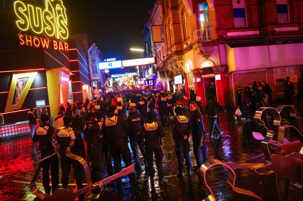 Polizeikräfte kontrollieren den Zugang zur Großen Freiheit auf der Reeperbahn kurz vor dem Jahreswechsel.