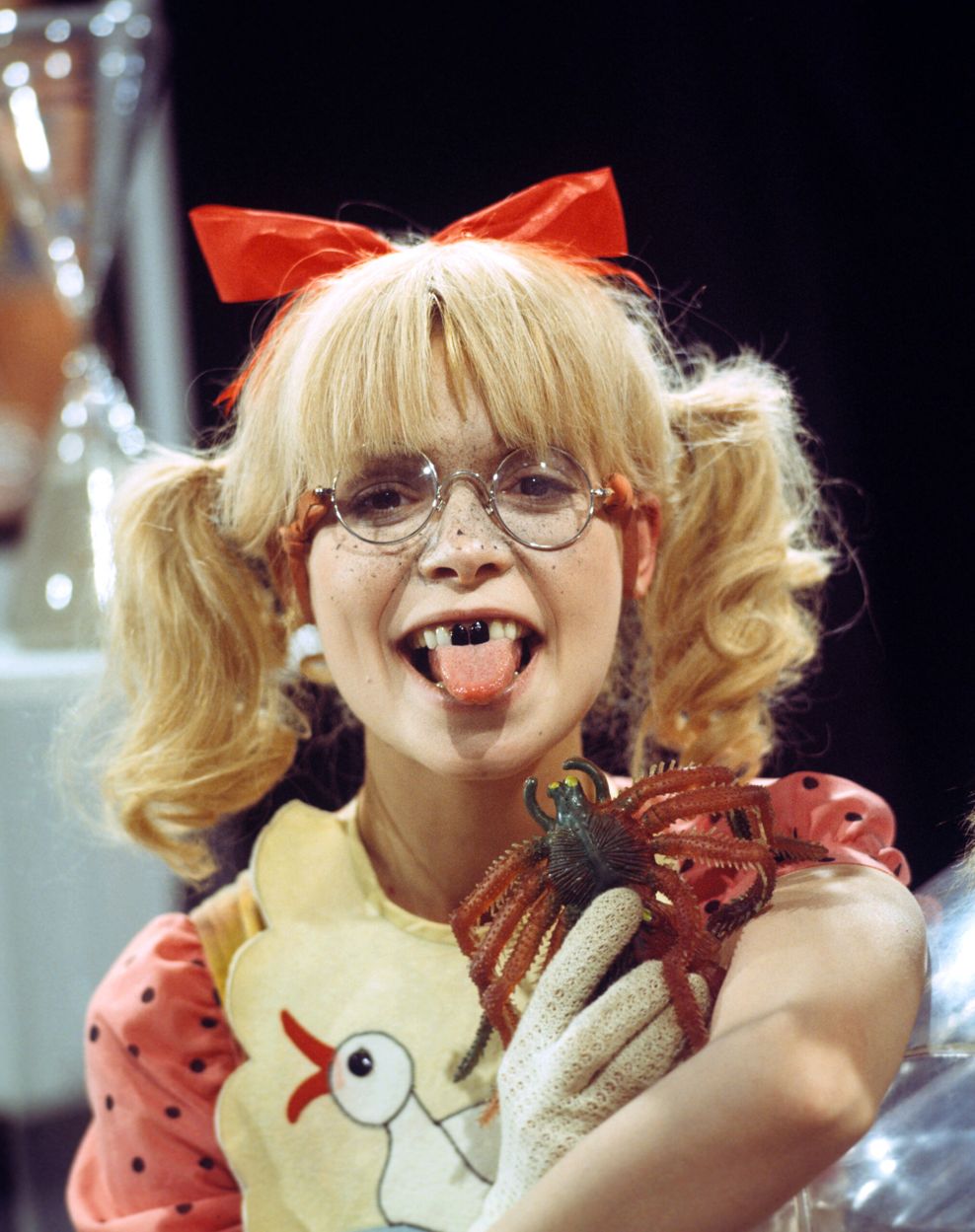 Ingrid Steeger am 14.11.1974 in der Comedy-Fernsehserie „Klimbim“. Sie streckt als Gaby die Zunge heraus. (Archivbild)