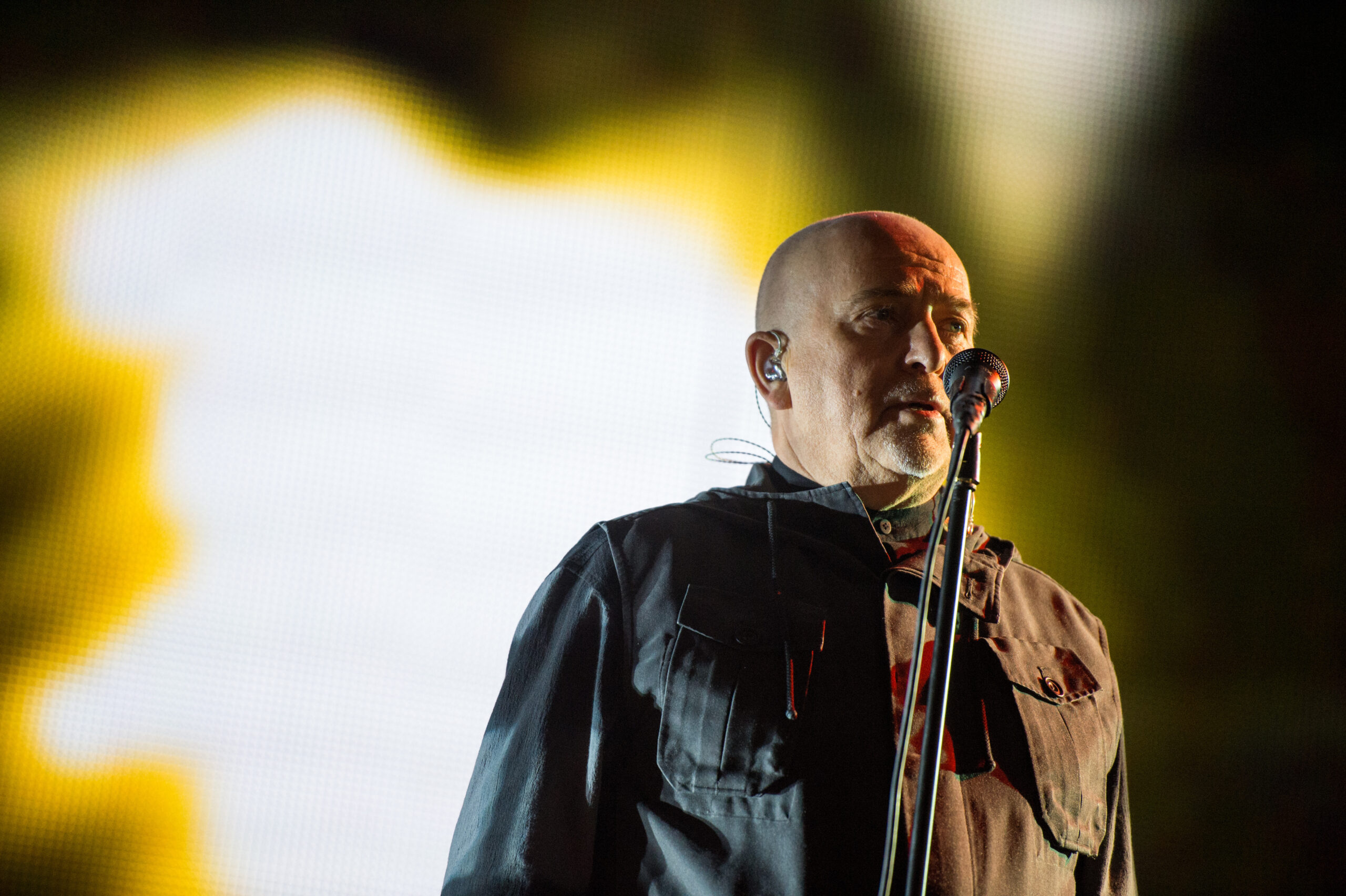 Sänger Peter Gabriel singt am 09.11.2014 beim Bürgerfest vor dem Brandenburger Tor in Berlin. (Archivbild)
