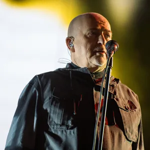 Sänger Peter Gabriel singt am 09.11.2014 beim Bürgerfest vor dem Brandenburger Tor in Berlin. (Archivbild)