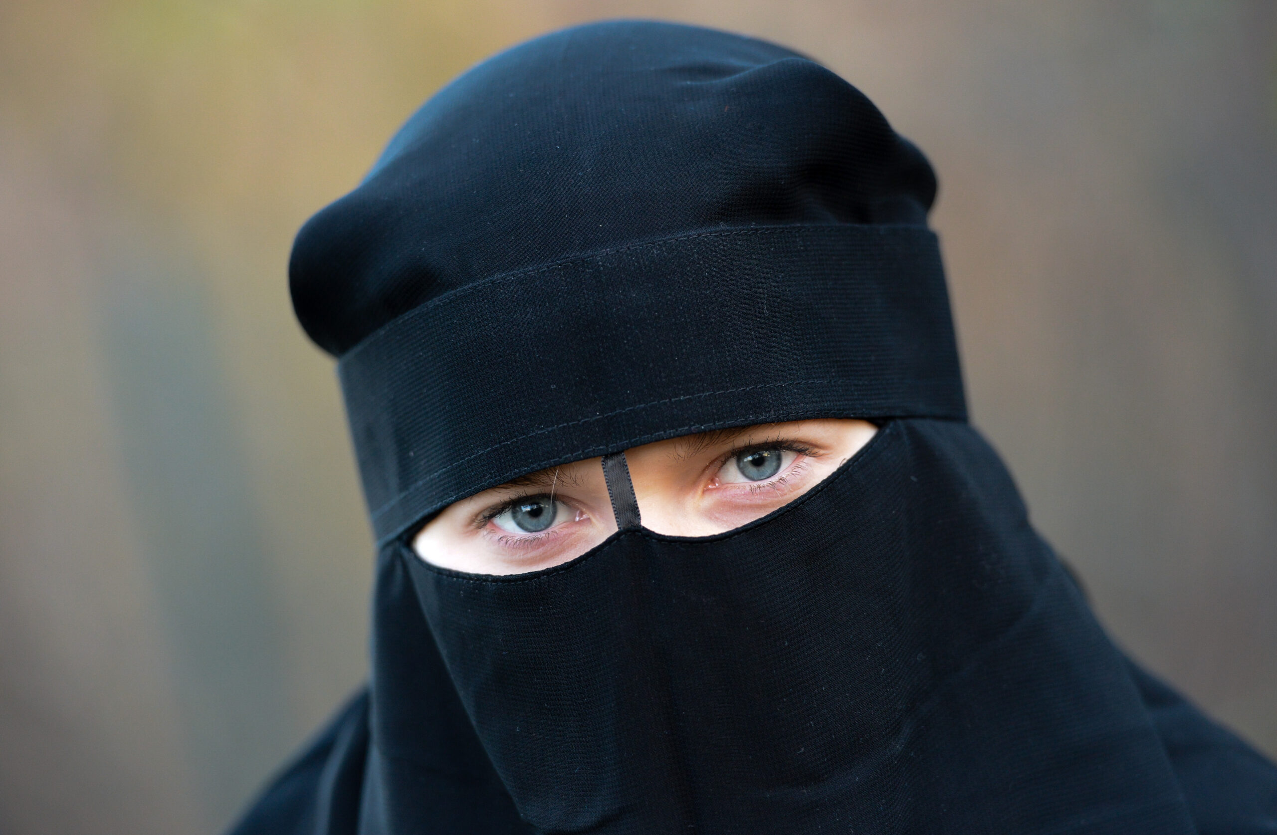 Das Mädchen trug so einen muslimischen Gesichtsschleier (Niqab), als es von dem Mann attackiert wurde.