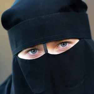 Das Mädchen trug so einen muslimischen Gesichtsschleier (Niqab), als es von dem Mann attackiert wurde.
