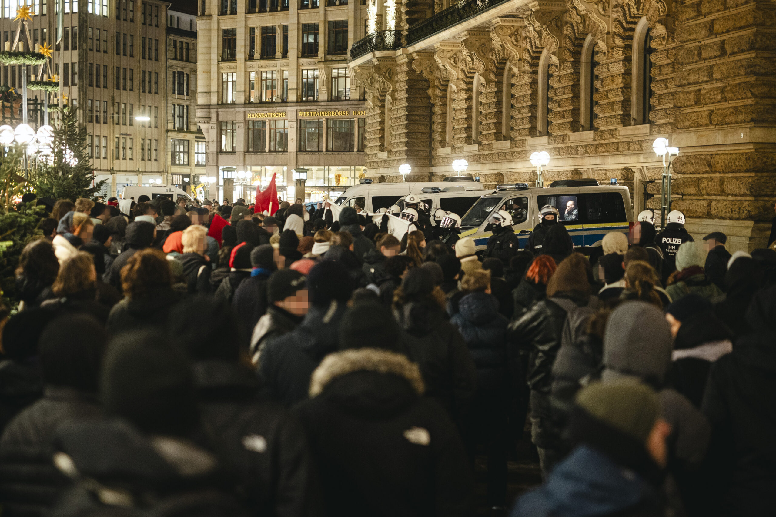Demonstranten versammelten sich am Mittwochabend spontan vor dem Rathausportal.