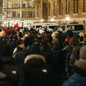 Demonstranten versammelten sich am Mittwochabend spontan vor dem Rathausportal.