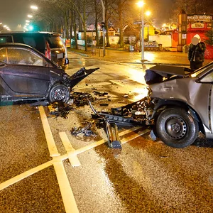Bei dem Unfall an der Ecke Schlossstraße wurden zwei Personen verletzt.