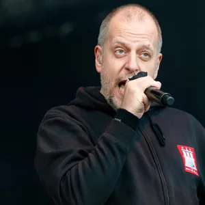 Lotto King Karl singt in Hamburg auf der Freilichtbühne im Stadtpark. (Archivbild)