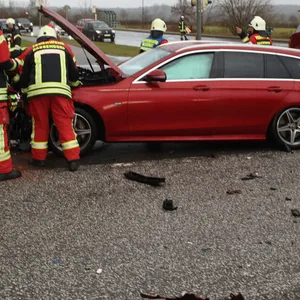 Eins der am Unfall beteiligten Fahrzeuge in Dassendorf.