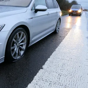 Platte Reifen: Tiefe Schlaglöcher auf der A7 haben etliche Autos beschädigt – und Stau auf der Autobahn verursacht.