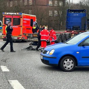 Die Retter konnten nichts mehr für den Fußgänger tun: Er starb noch am Unfallort.