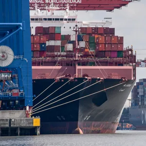 Der Containerfrachter „Al Jasrah“ (l.)vor fast vier Jahren im Hamburger Hafen.