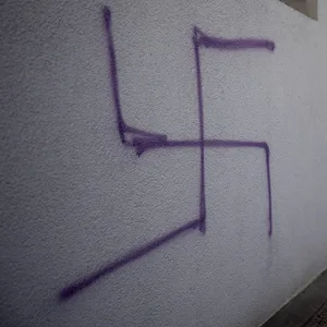 Hakenkreuz-Schmiererei an einer ehemaligen Synagoge (Symbolbild).