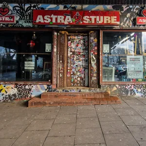 Der Club von außen, oben die Brücke, rechts und links sind die Straßen zu sehen