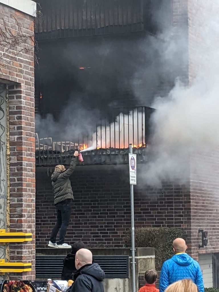Eine Person versuchte noch, die Flammen mit einem Mini-Löscher zu bändigen.