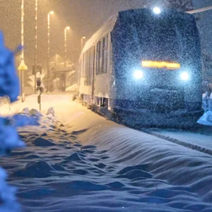 Der heftige Schneefall – wie hier in Marktoberdorf im Allgäu – sorgte für ein Bahnchaos in Süddeutschland.