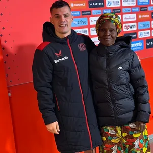Granit Xhaka mit der Großmutter von Victor Boniface im Kabinentrakt der BayArena