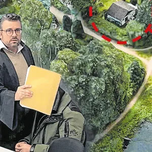 Zum Schutz vor den Kameras hält der Anwalt dem Angeklagten Papiere vors Gesicht. Das illegale Rohr verlief von der Gartenlaube in den Schleemer Bach.
