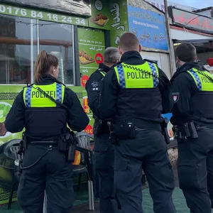 96 Mitarbeitende aus neun Behörden sind an der Razzia in der Billstraße am Dienstag beteiligt.