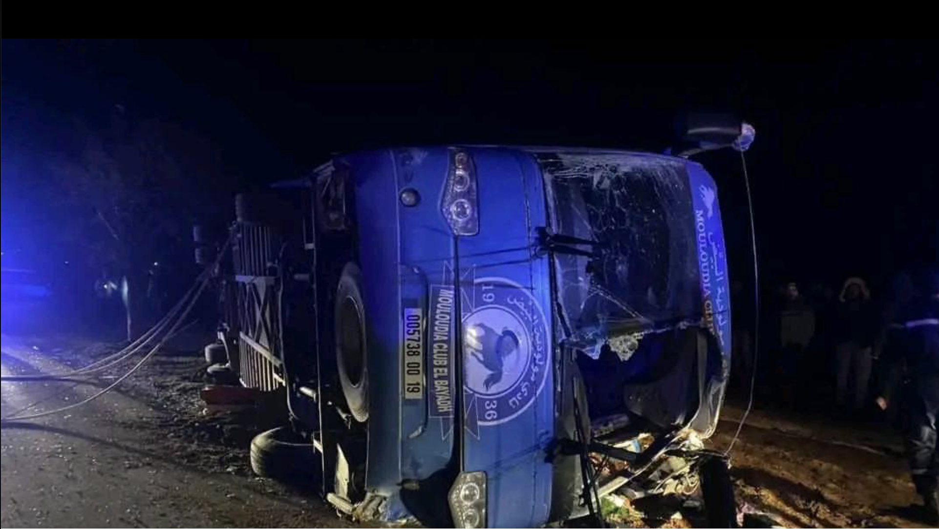 Der Mannschaftsbus von MC El-Bayadh nach dem Unfall