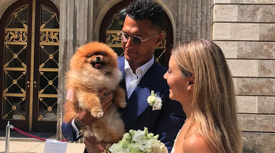 HSV-Stürmer Davie Selke mit Hund Samy und Ehefrau Evelyn