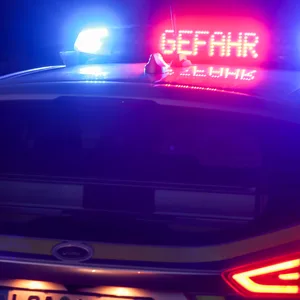 Polizeiwagen im Einsatz bei einem Unfall auf einer Autobahn (Symbolbild).