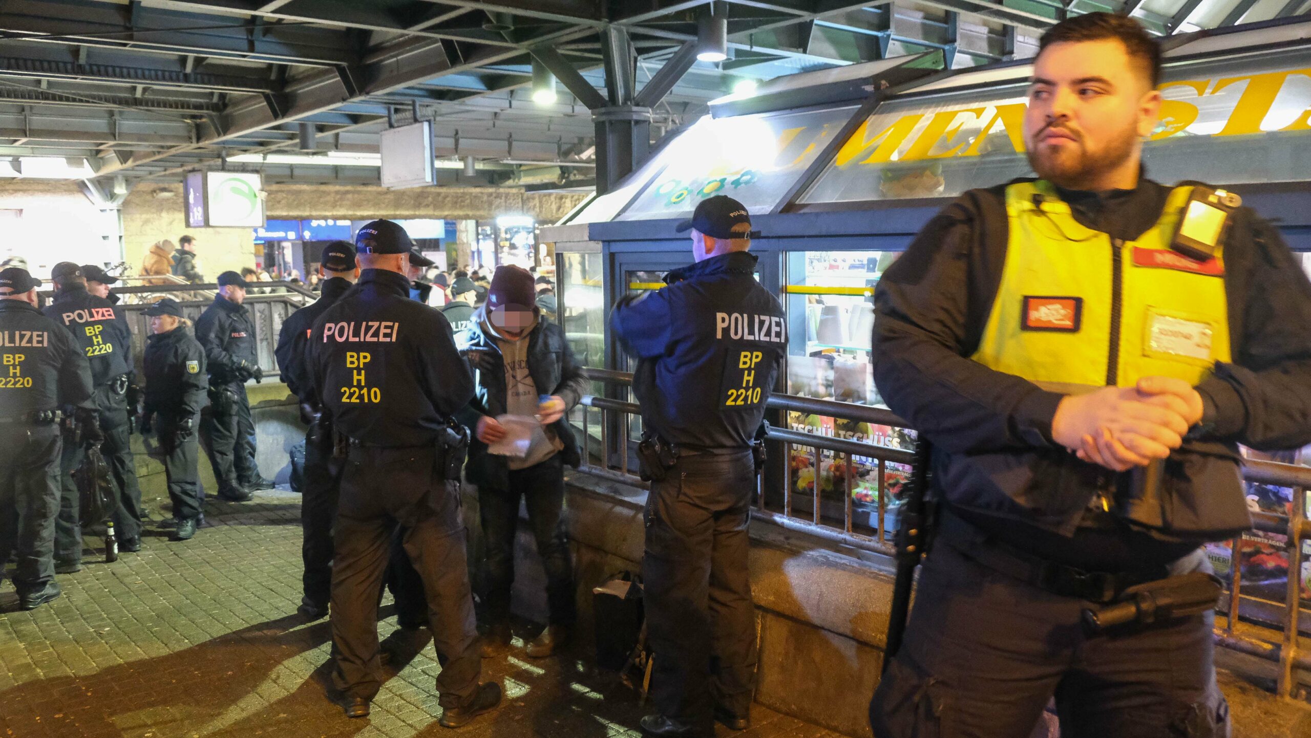 Bundespolizisten kontrollieren einen Mann am Hauptbahnhof.
