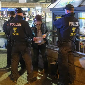 Bundespolizisten kontrollieren einen Mann am Hauptbahnhof.