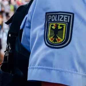 Ein Bundespolizist in der Wandelhalle
