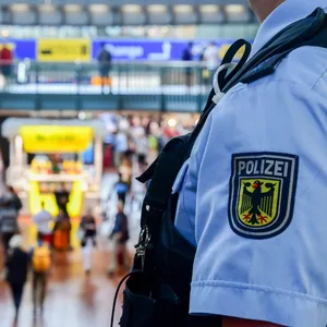 Ein Bundespolizist in der Wandelhalle
