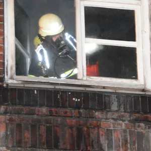 Die Feuerwehr evakuiert mehrere Menschen aus dem Haus auf der Veddel.
