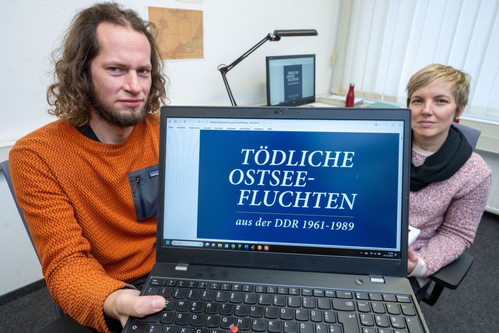 Henning Hochstein (l) und Jenny Linek präsentieren ihre Forschung zu tödlichen DDR-Fluchten über die Ostsee.