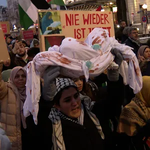 Bei einer Pro-Palästina-Demo halten Teilnehmer Babypuppen in Leichentüchern hoch.