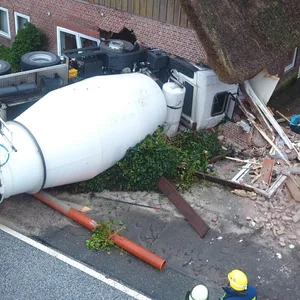 Der Betonmischer kam von der Straße ab und krachte in das Wohnhaus.
