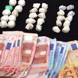 Drogen-Kügelchen und Geldscheine