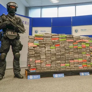 Prozess gegen zwei Hafenmitarbeiter wegen Drogenhandels, es geht um 750 Kilo Koks.