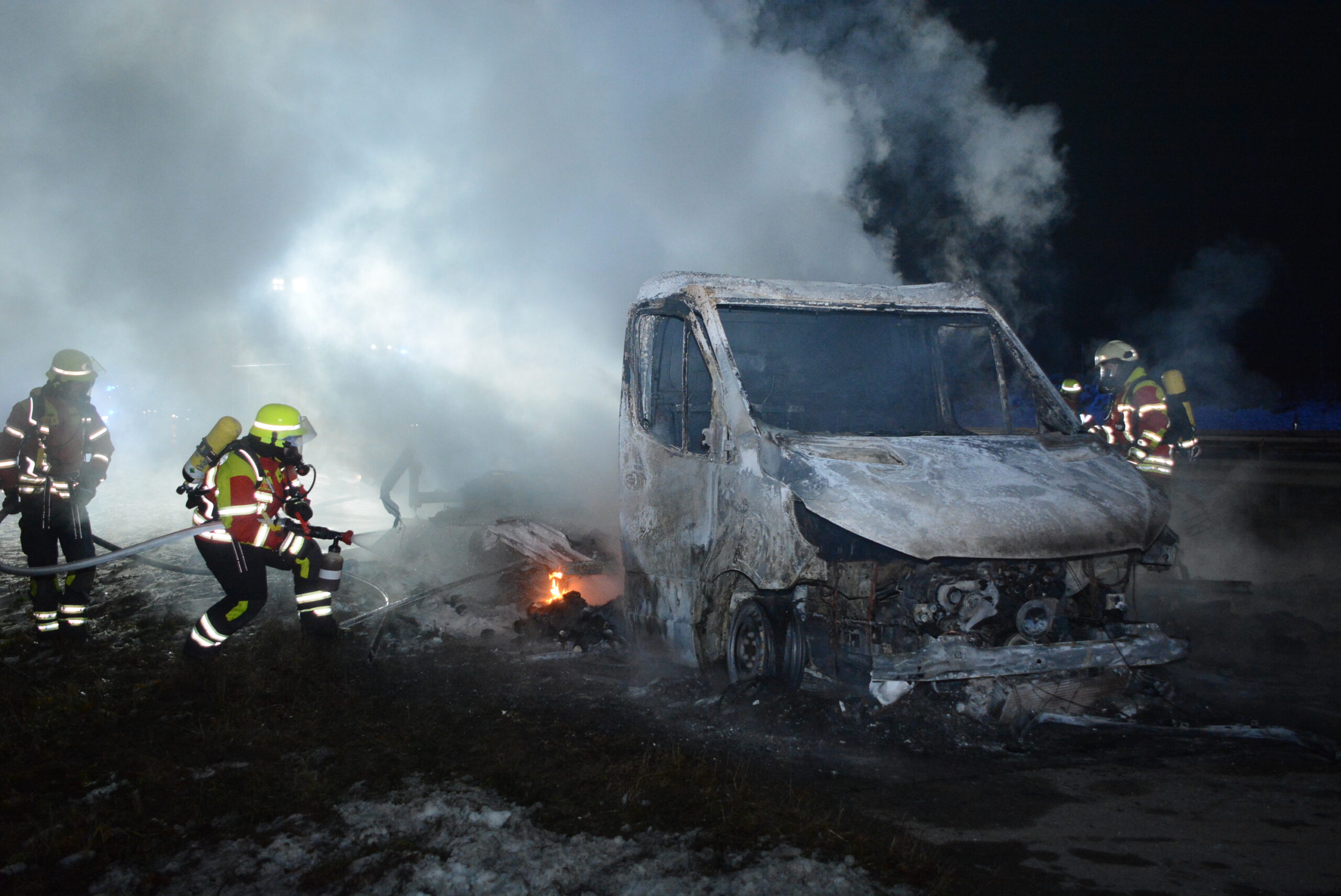 Brötchen Transporter brennt auf A24 – Autobahn Richtung Hamburg gesperrt