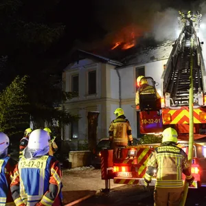 Am frühen Freitagmorgen brach in dem Mehrfamilienhaus ein Brand aus.