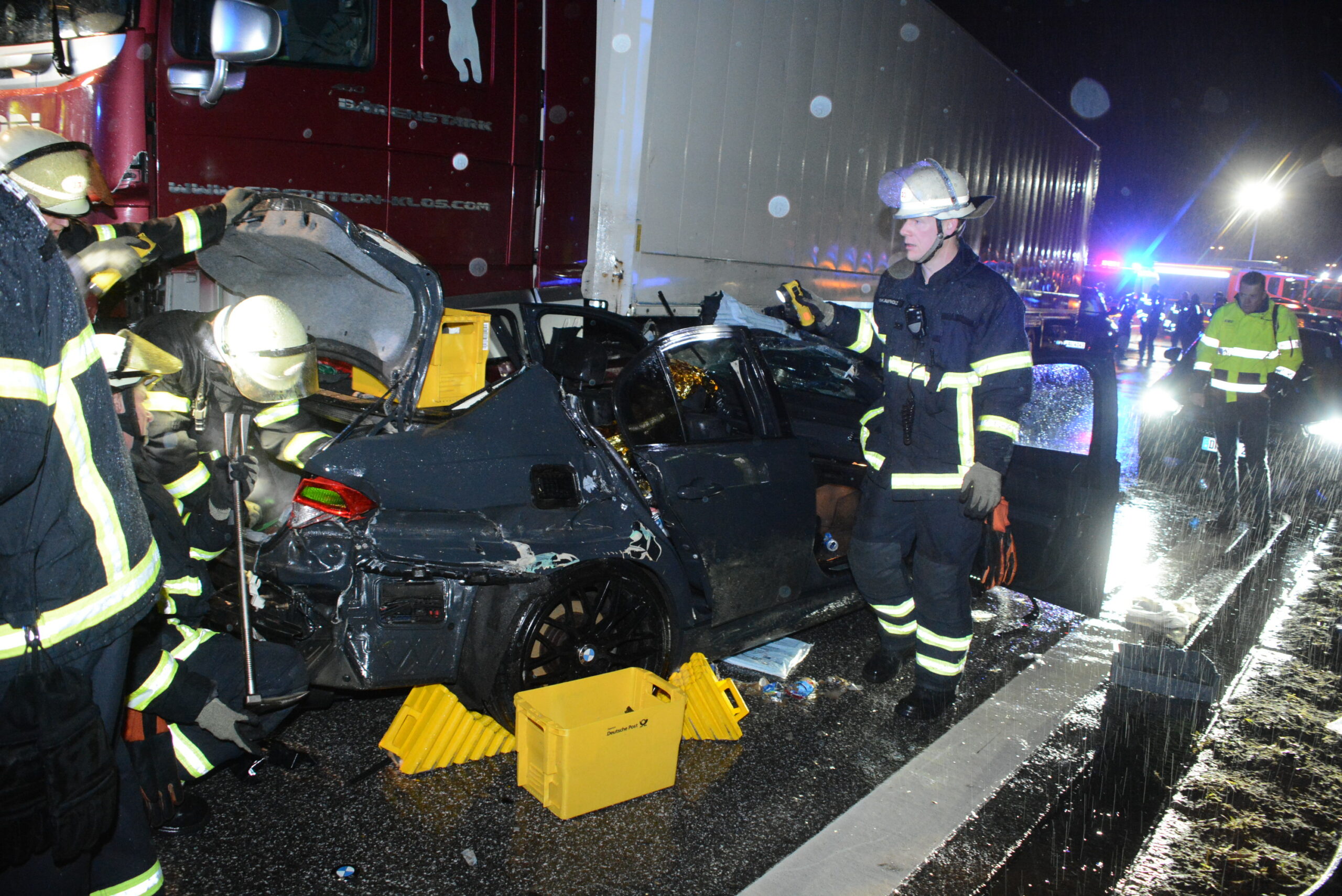 Schwerer Unfall auf A1: Zwei eingeklemmte Pkw-Insassen mussten per Crash-Rettung schnellstens aus dem Unfallwagen befreit werden.