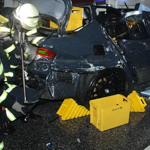Schwerer Unfall auf A1: Zwei eingeklemmte Pkw-Insassen mussten per Crash-Rettung schnellstens aus dem Unfallwagen befreit werden.