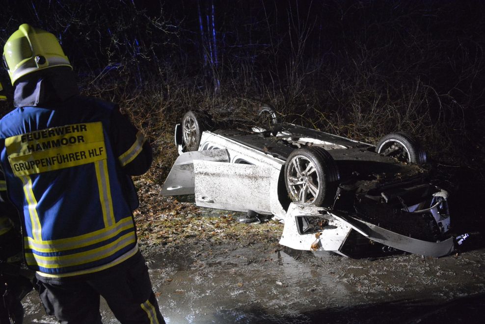 Der Audi überschlug sich und blieb im Grünstreifen liegen.