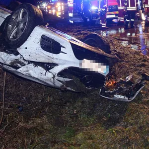 Der Mercedes kam auf dem Grünstreifen der A24 zum Liegen.