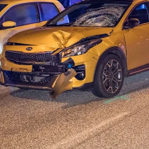 Ein goldgelber Kia mit starken Unfallspuren an der Front
