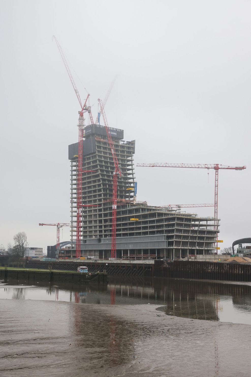 Die Elbtower-Baustelle im Nebel