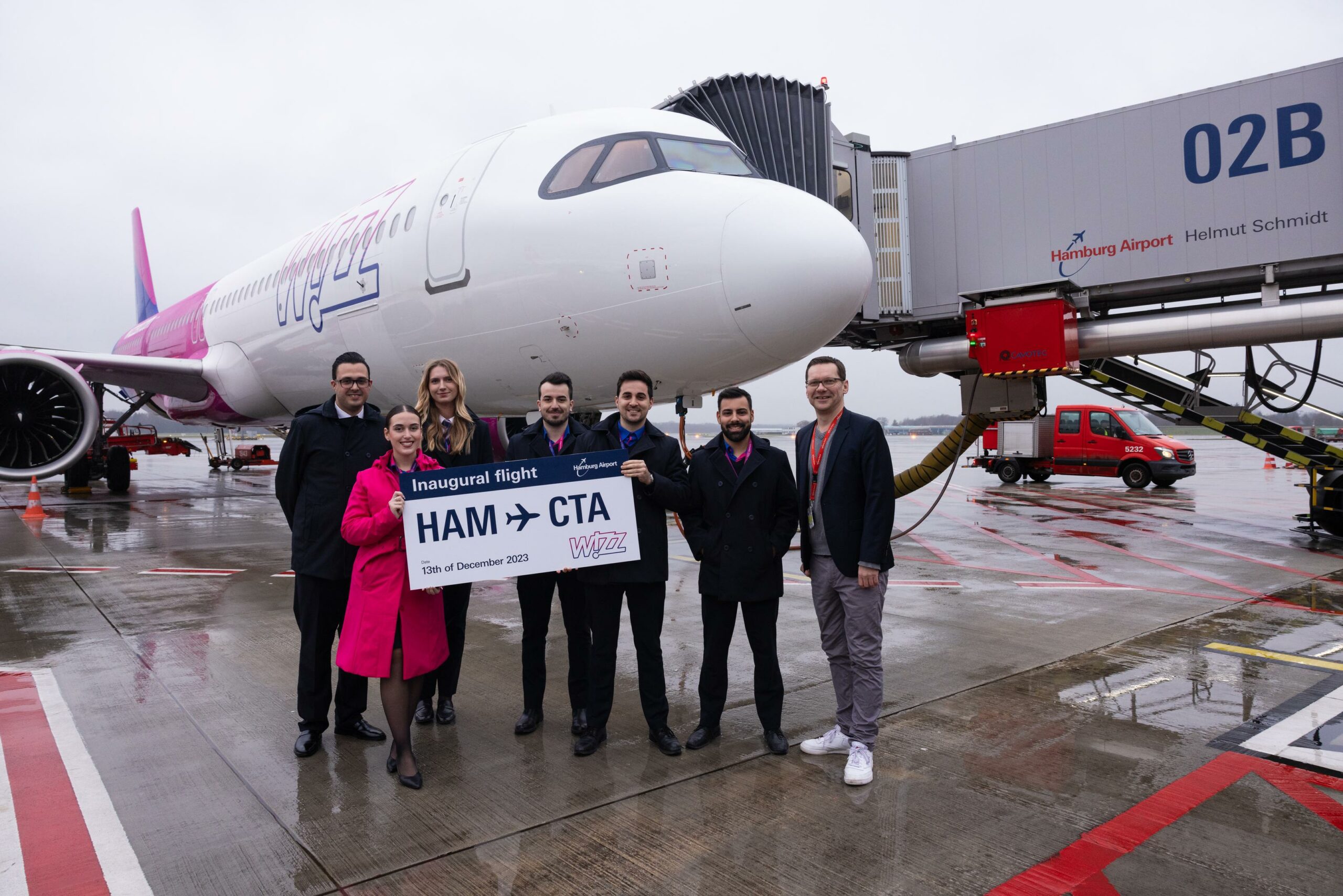 Aufnahme der Crew vor dem Flugzeug von „Wizz Air“, mit dem der Erstflug durchgeführt wurde.