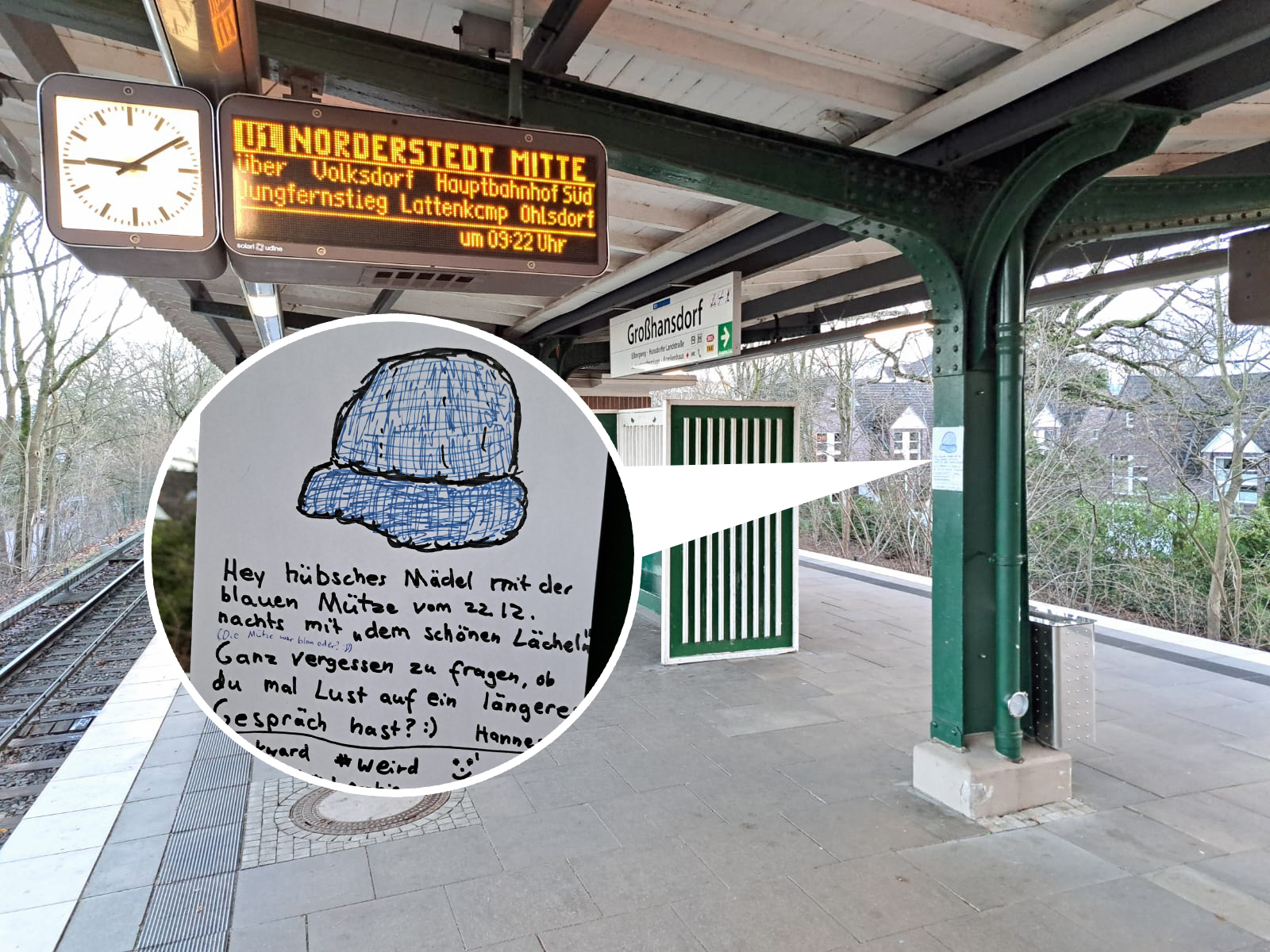 Der handgeschriebene Zettel mit der Zeichnung der blauen Mütze wurde bei der U-Bahnstation Großhansdorf aufgehängt.