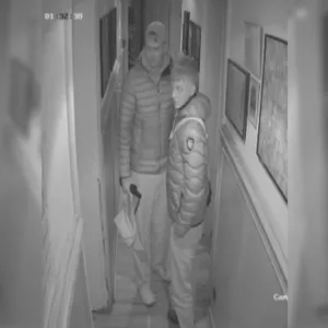 Die Polizei fahndet unter anderem mit diesem Bild nach den Verdächtigen.