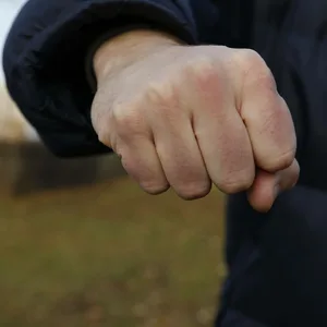 Ein Mann ballt eine Faust (Symbolfoto).