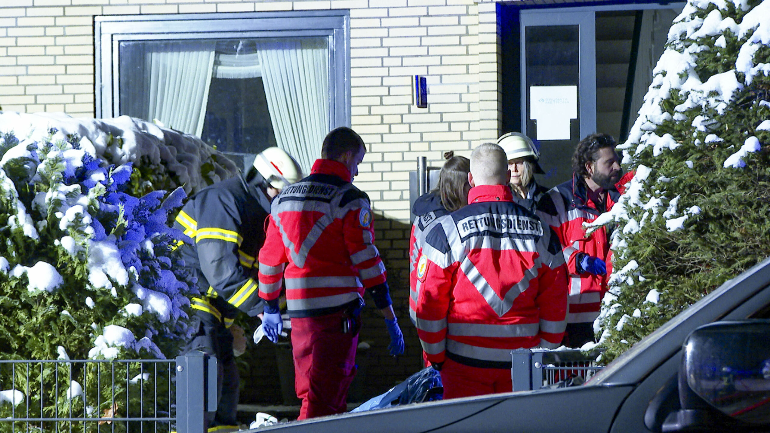 Rettungskräfte bergen den Mann, der bei dem Brand in Großhansdorf ums Leben kam.